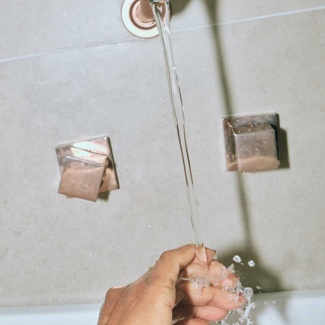 washing hands under salt free water faucet