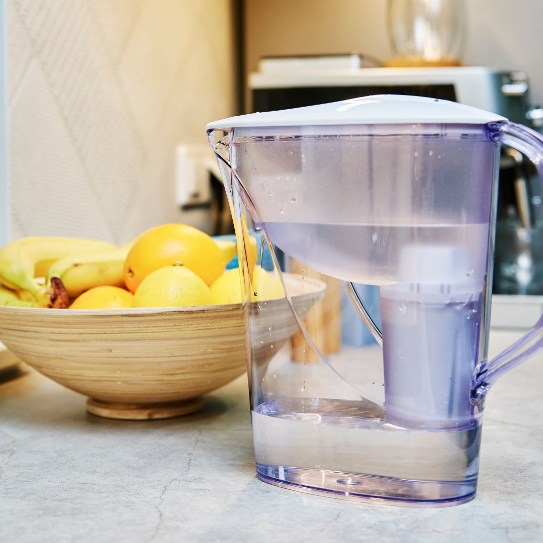 Water filtering pitcher